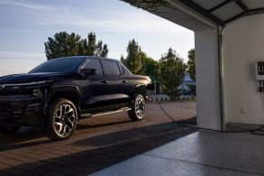 Chevrolet Silverado EV preta sendo carregada (1)