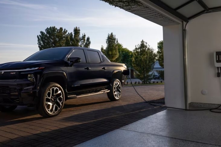 Chevrolet Silverado EV preta sendo carregada (1)