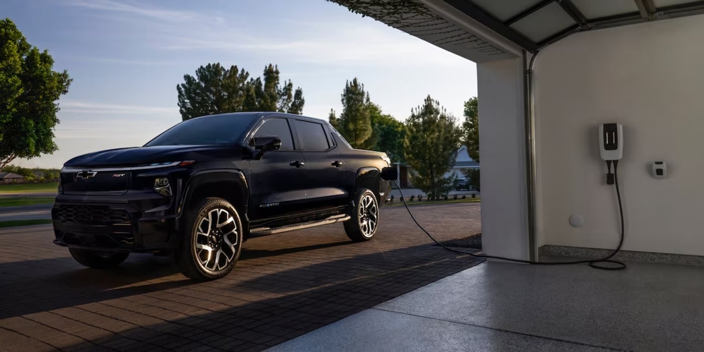 Chevrolet Silverado EV preta sendo carregada (1)