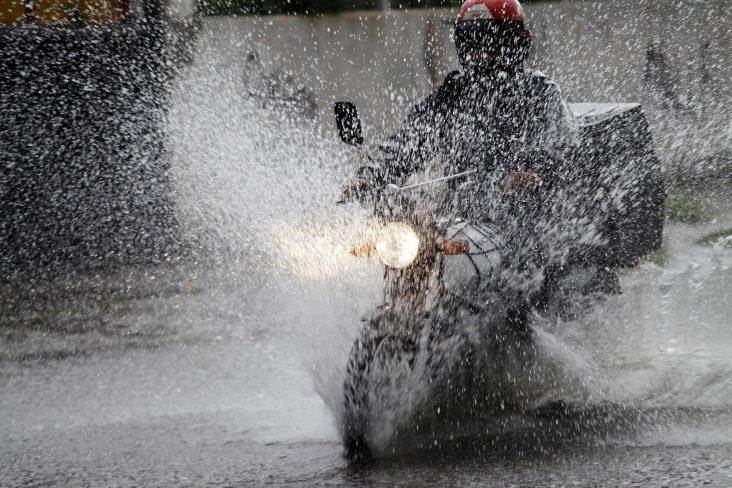 moto na chuva