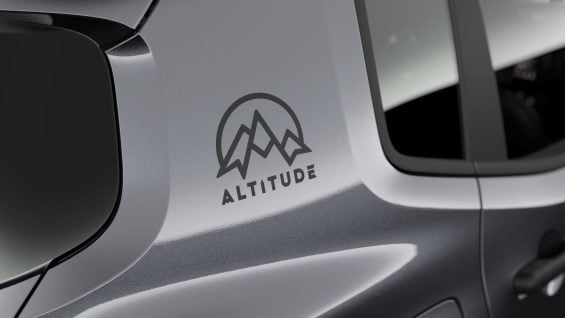 Jeep Renegade Altitude 2025 cinza granite crystal detalhe adesivo coluna c