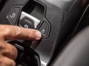 Jeep Renegade Sahara 2025 interior botão controle de tração