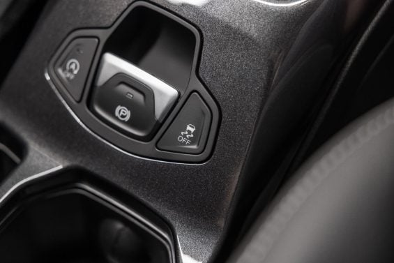 Jeep Renegade Sahara 2025 interior freio de estacionamento eletrônico