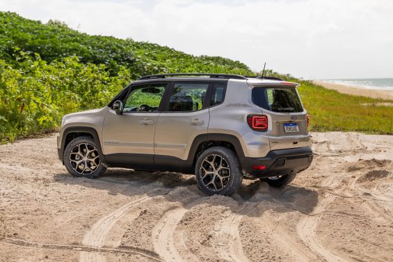 Jeep Renegade Sahara 2025 slash gold lateral traseira parado em areia