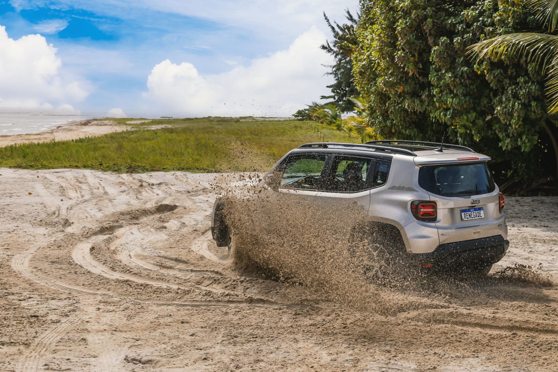 Jeep Renegade Sahara 2025 slash gold traseira fazendo curva areia