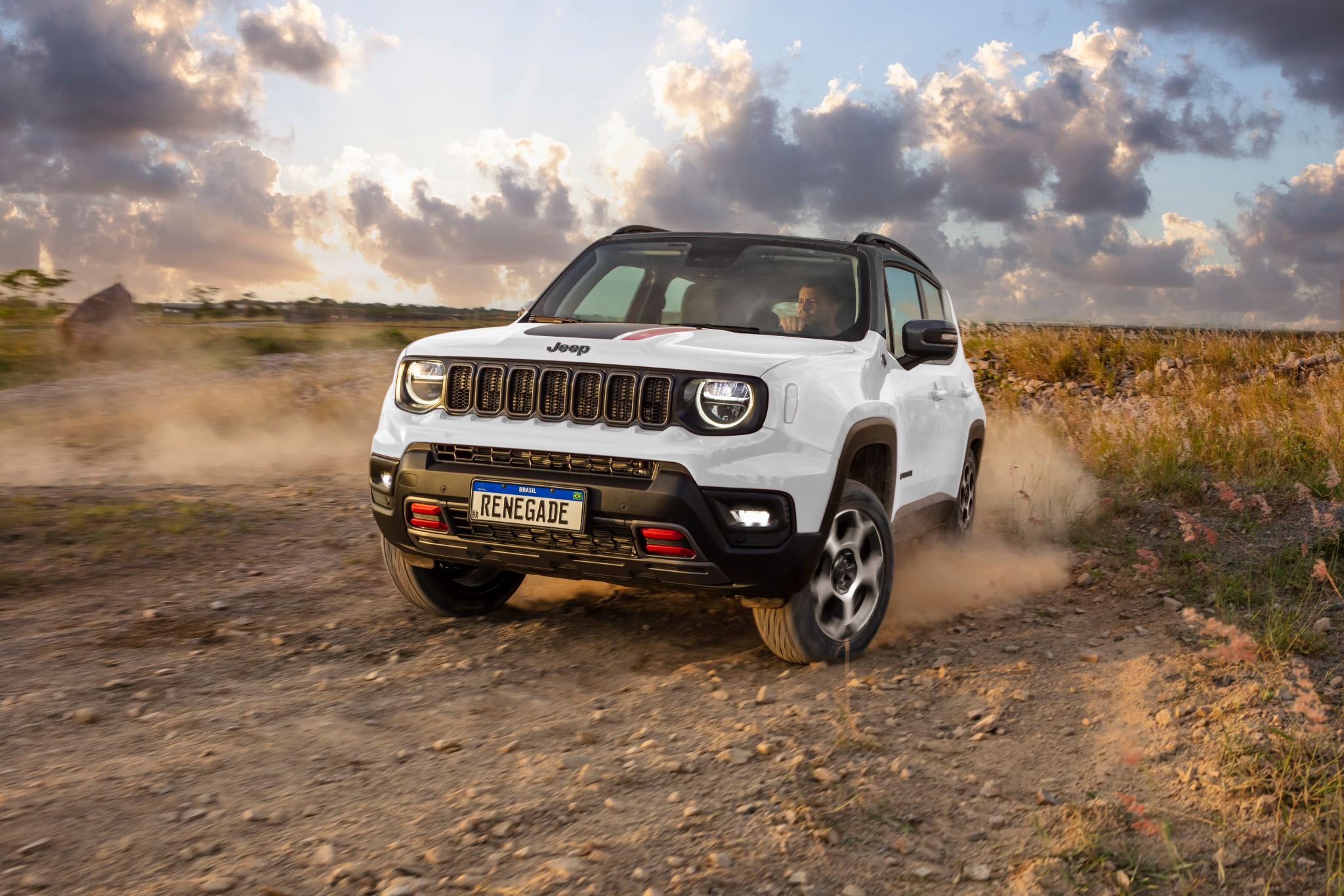 Jeep Renegade Trailhawk 2025 branco polar frente em estrada de terra