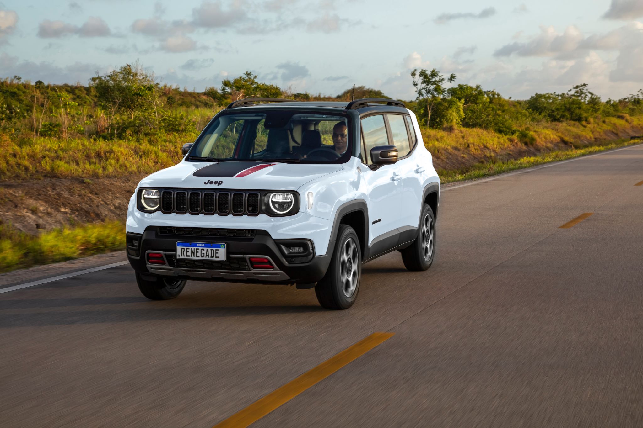 Jeep Renegade Trailhawk 2025 branco polar frente em movimento rodovia (2)