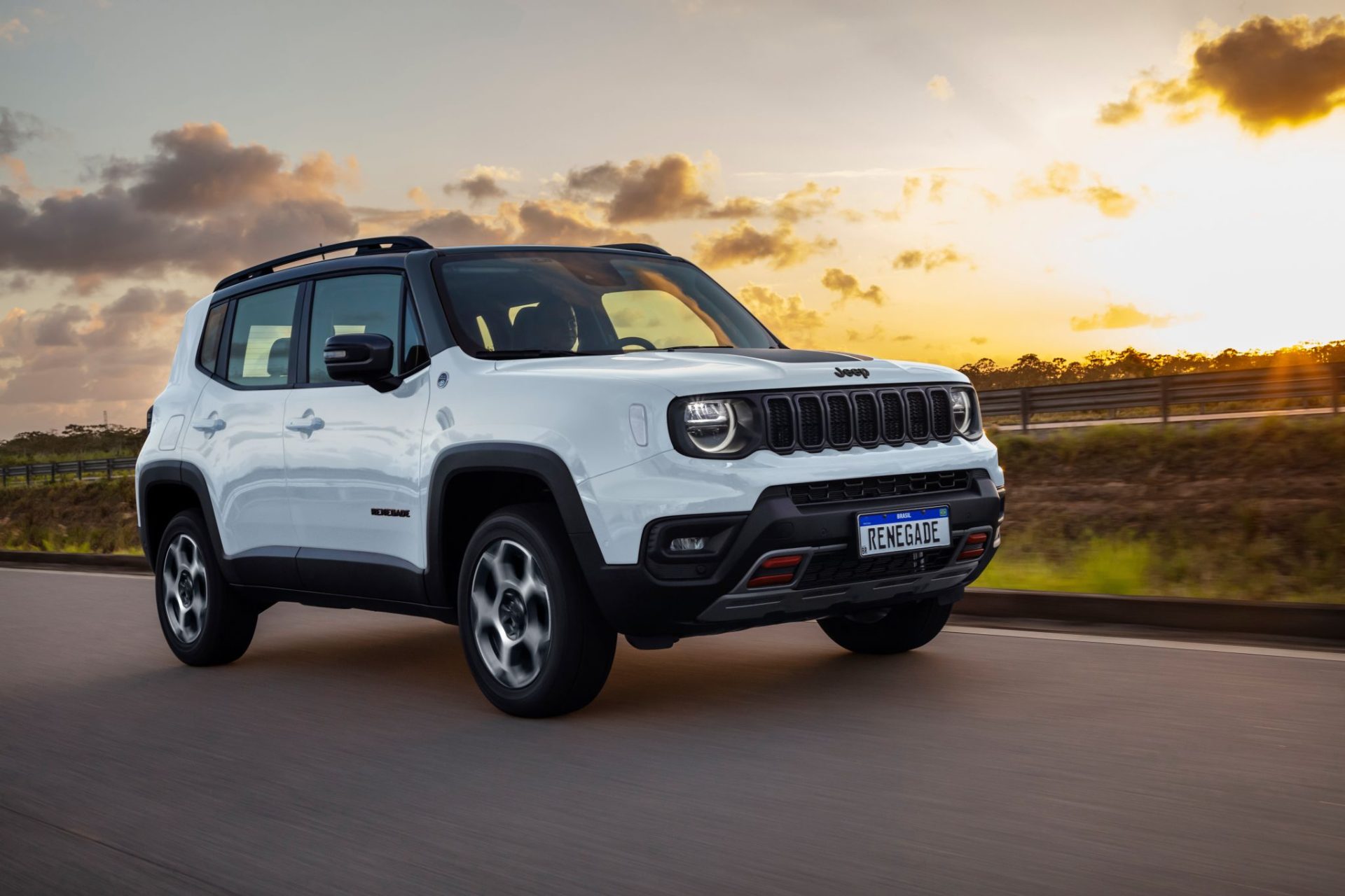 Jeep Renegade Trailhawk 2025 branco polar frente em movimento rodovia (3)