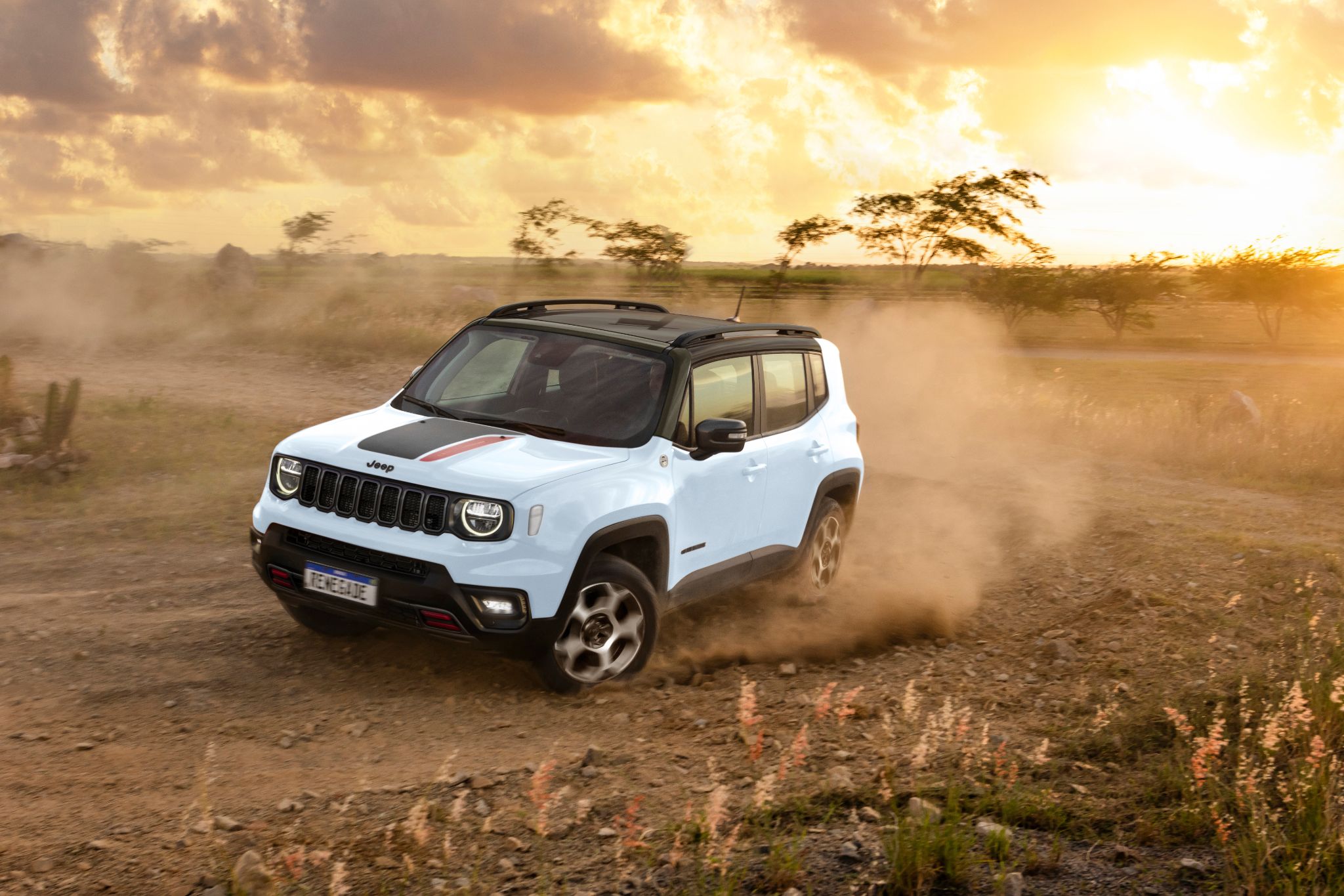 Jeep Renegade Trailhawk 2025 branco polar frente fazendo curva em estrada de terra (2)