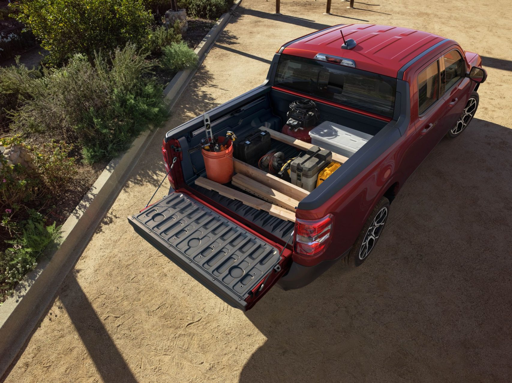 ford maverick lariat 2025 vermrelha traseira com caçamba carregada