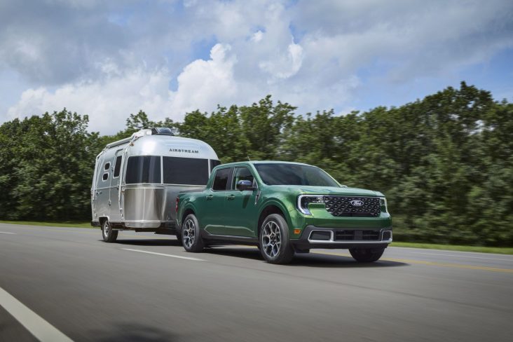 ford maverick lariat 2025 verde frente rebocando