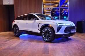 Chevrolet Blazer EV RS 2025 Branco Abalone frente parado