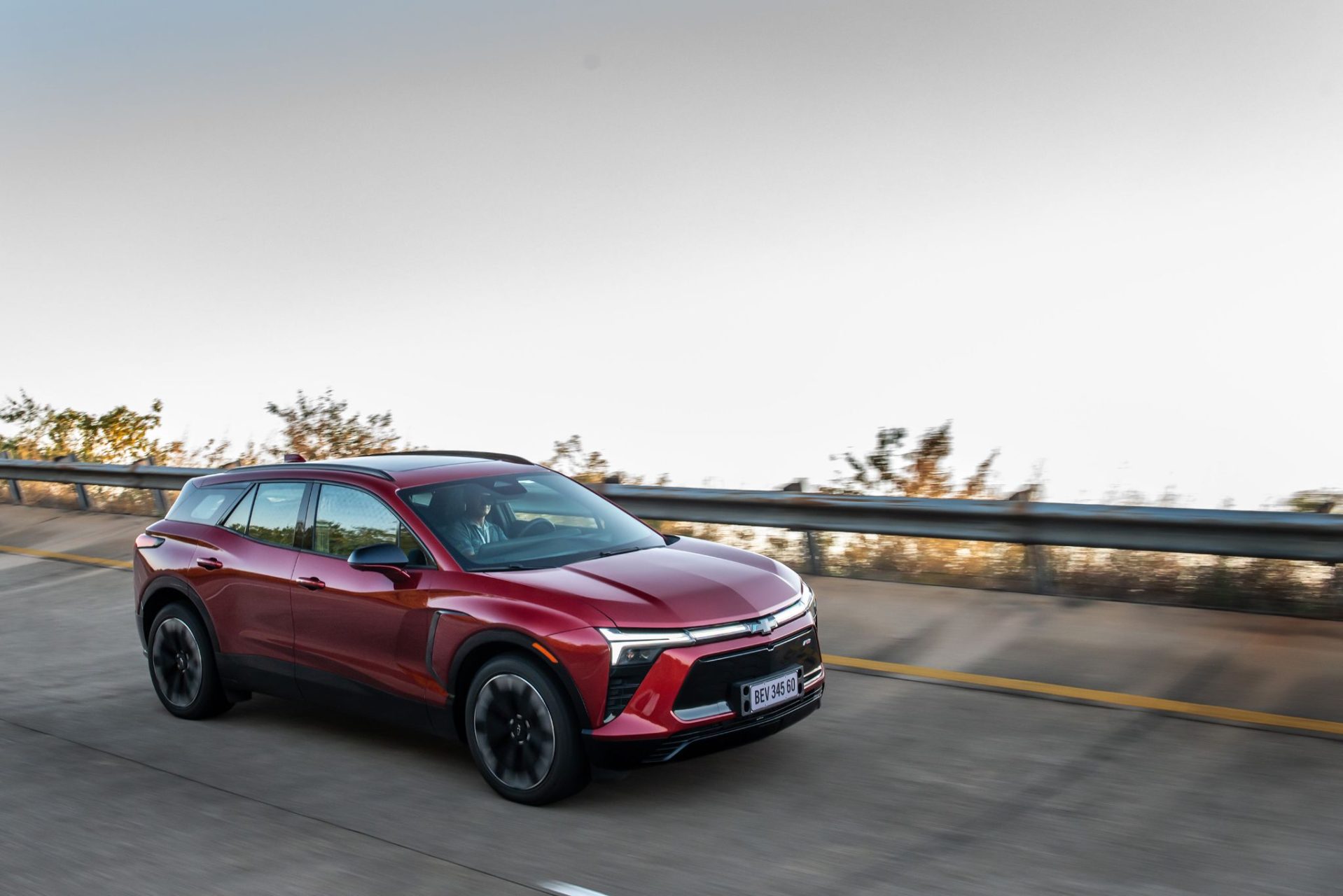 Chevrolet Blazer EV RS 2025 Vermelho Radiant frente em movimento (3)