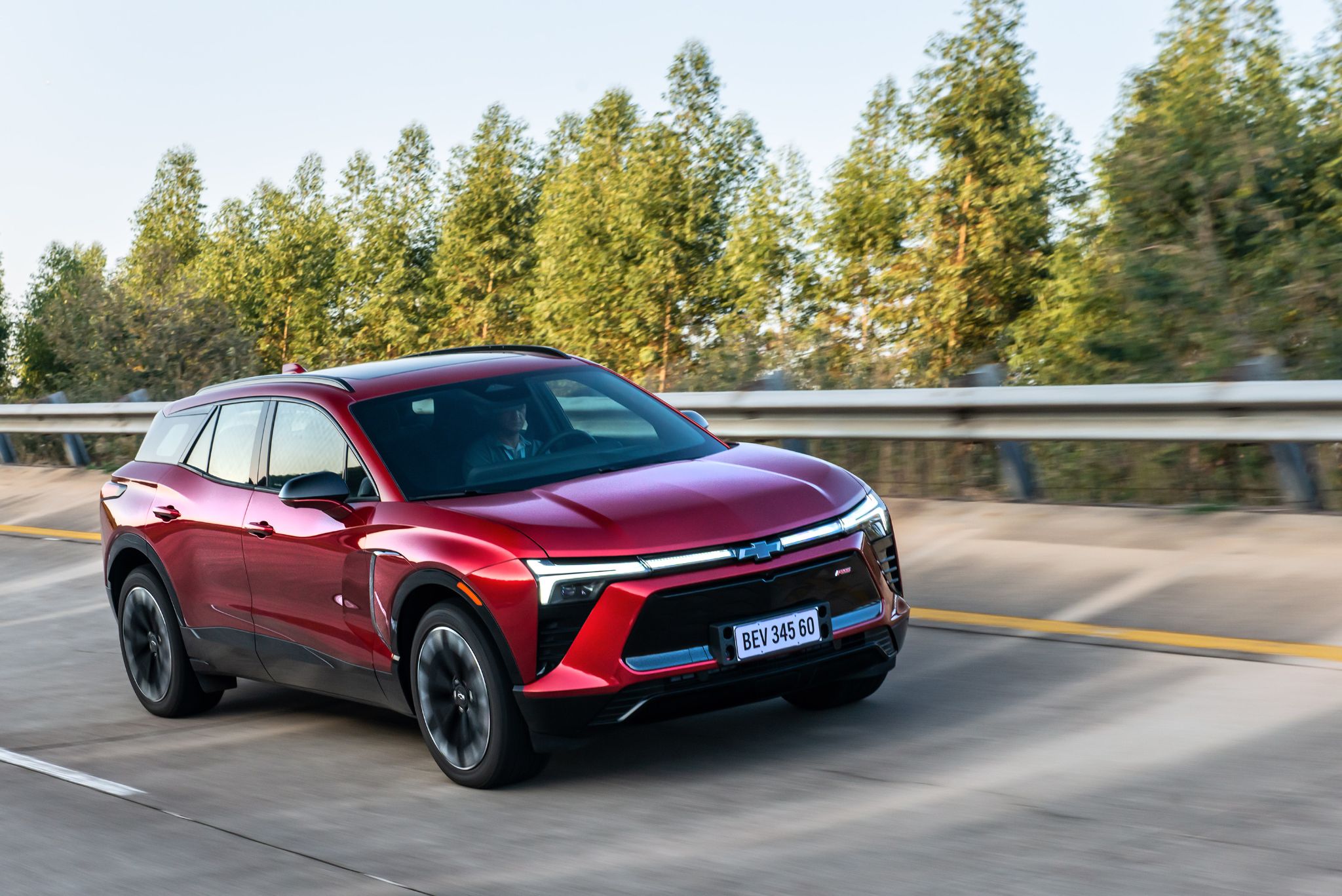 Chevrolet Blazer EV RS 2025 Vermelho Radiant frente em movimento