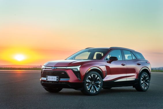 Chevrolet Blazer EV RS 2025 Vermelho Radiant frente parado por do sol