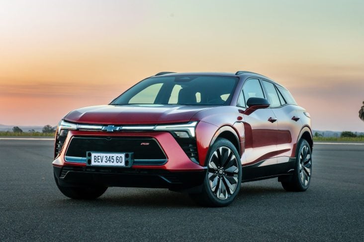 Chevrolet Blazer EV RS 2025 Vermelho Radiant frente parado