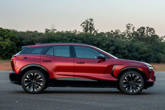 Chevrolet Blazer EV RS 2025 Vermelho Radiant lateral parado