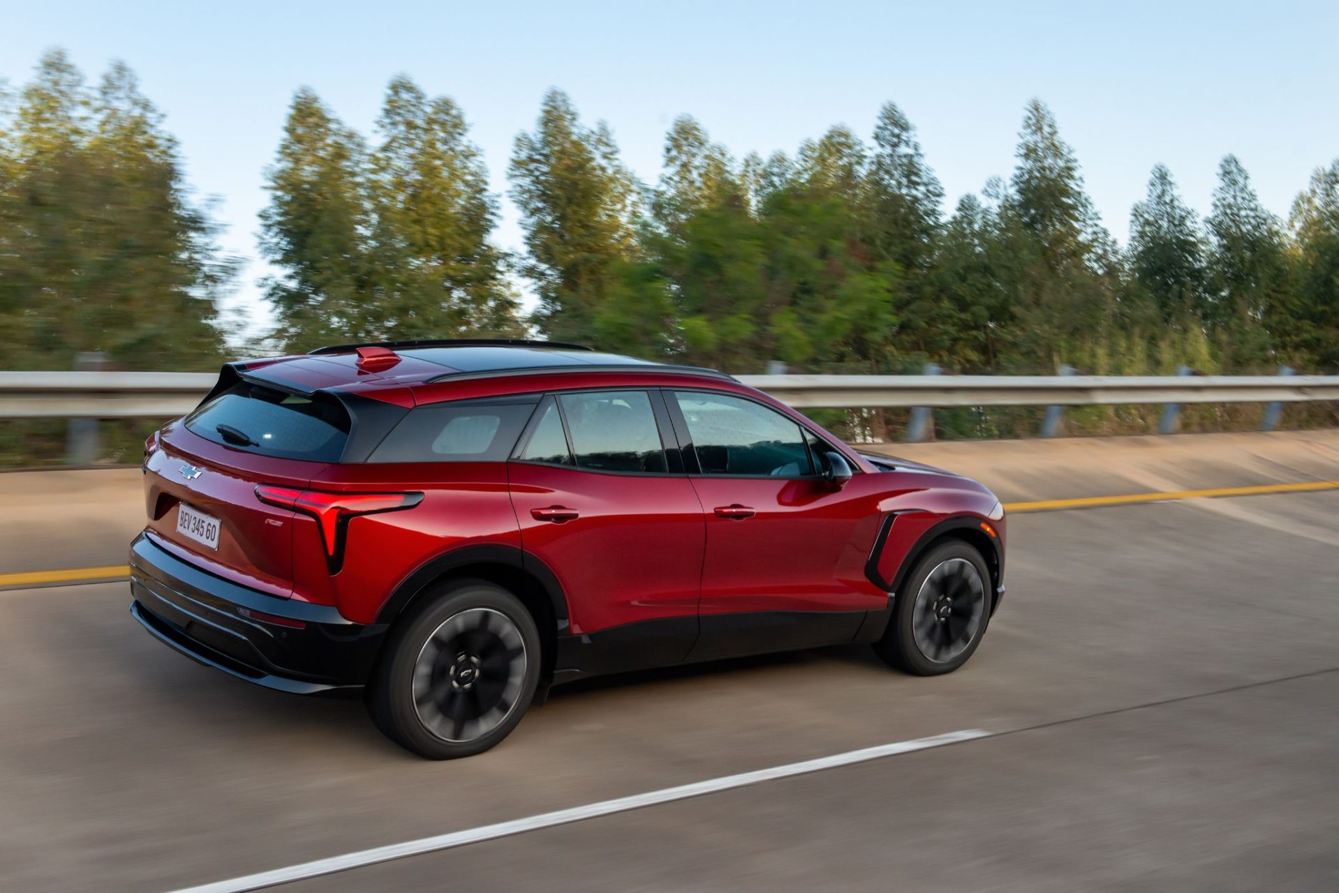 Chevrolet Blazer EV RS 2025 Vermelho Radiant traseira em movimento (2)