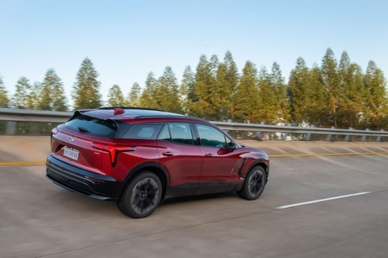 Chevrolet Blazer EV RS 2025 Vermelho Radiant traseira em movimento