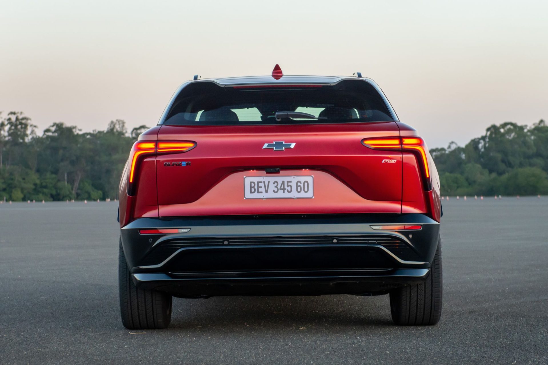 Chevrolet Blazer EV RS 2025 Vermelho Radiant traseira parado