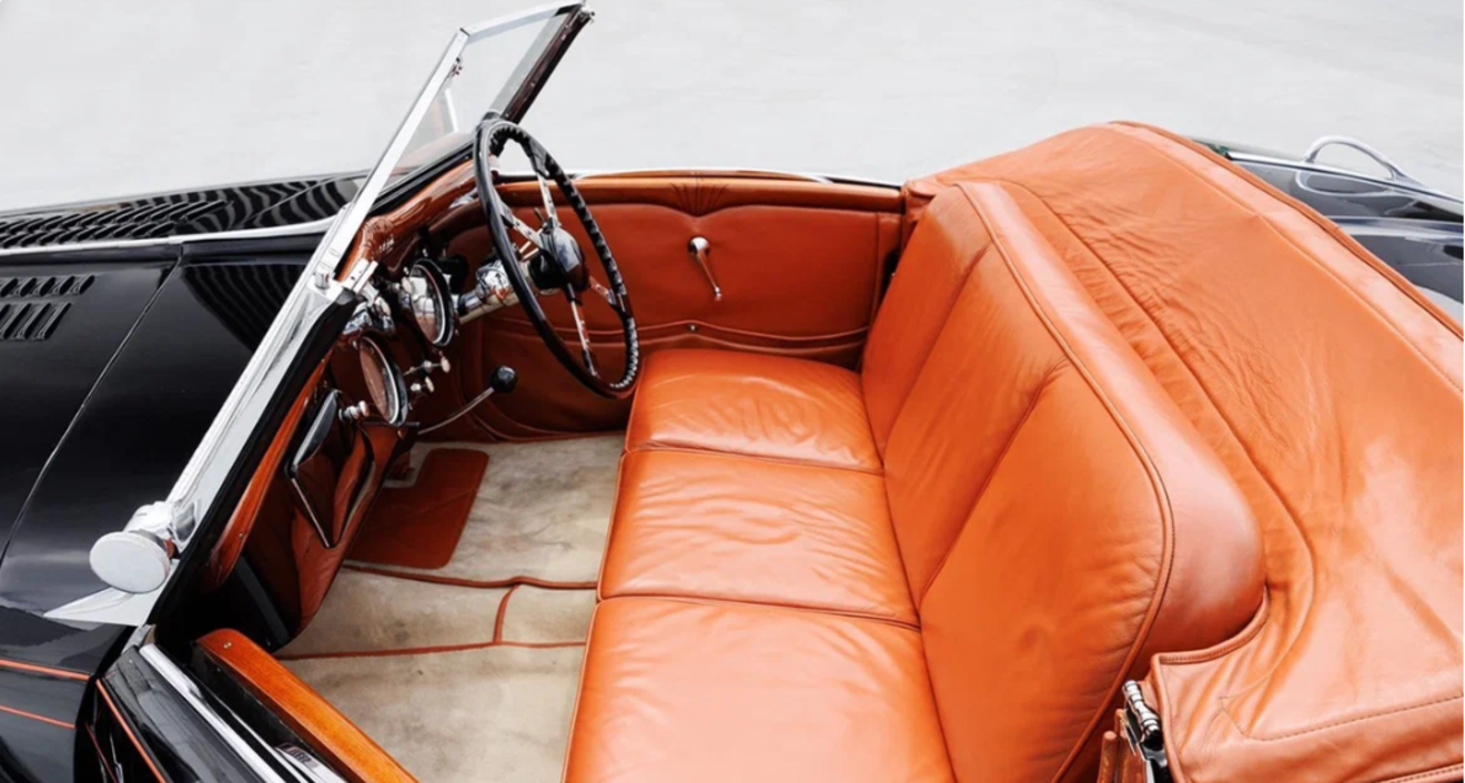 Roadster Delahaye 135M interior visto de lado