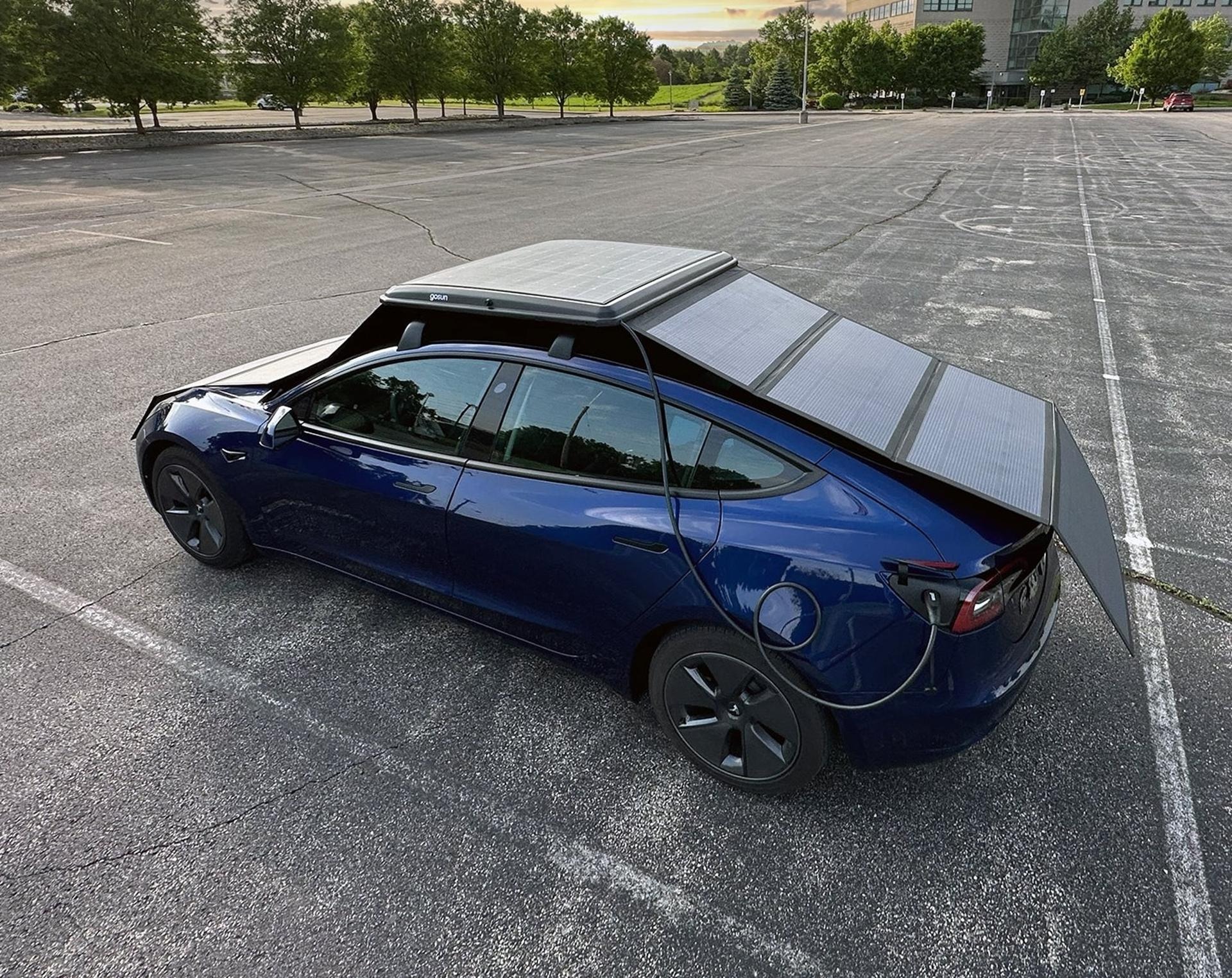 tesla de traseira equipado com carregador solar gosun