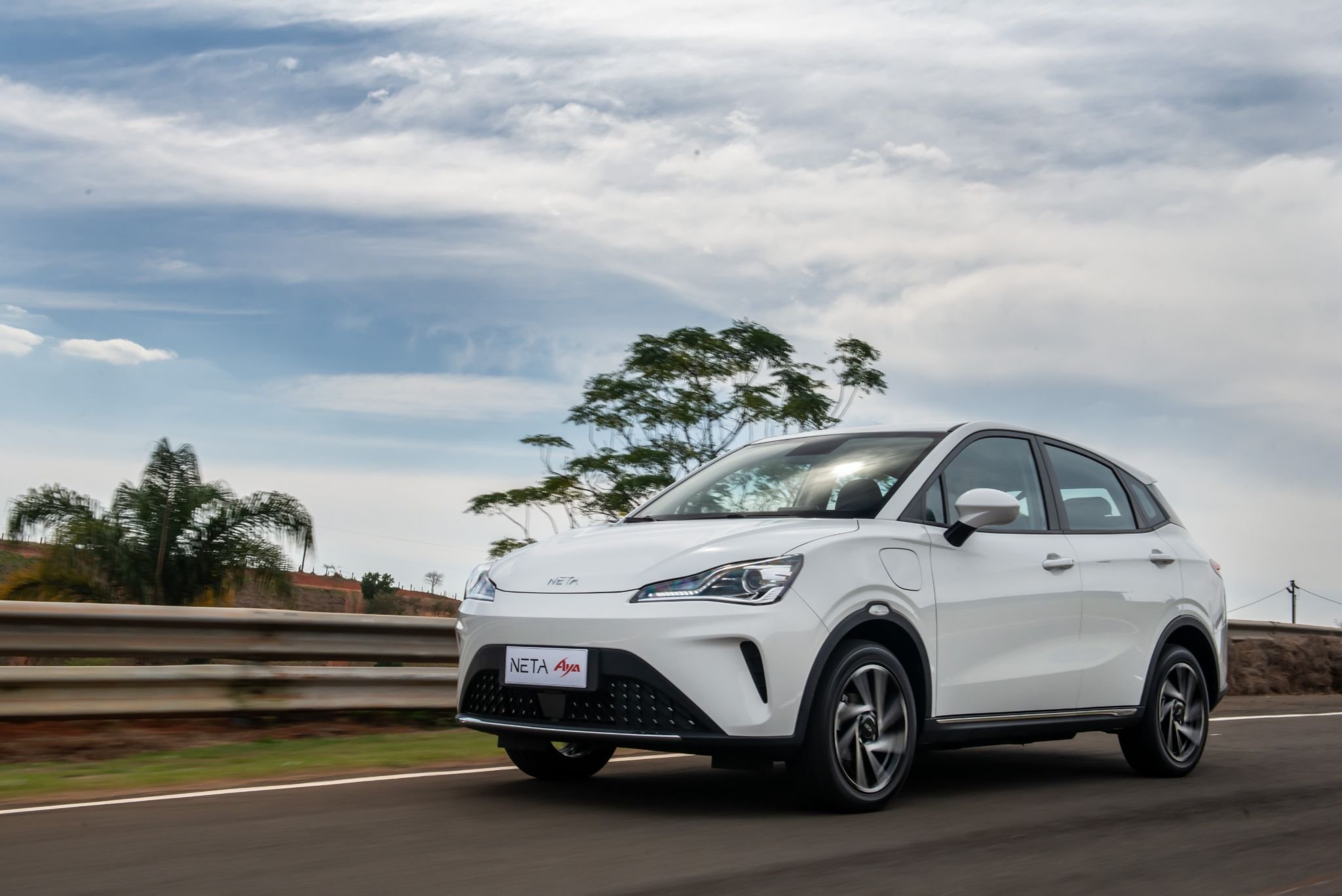 Neta AYA Luxury 2025 branco frente em movimento (6)
