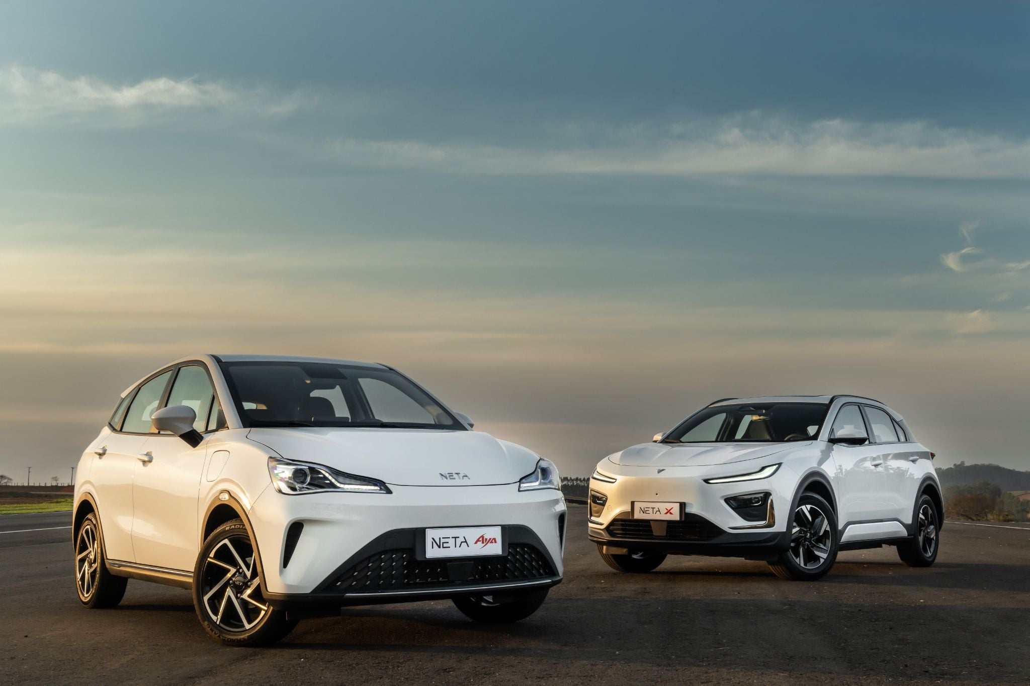 Neta Aya e X branco frente parados