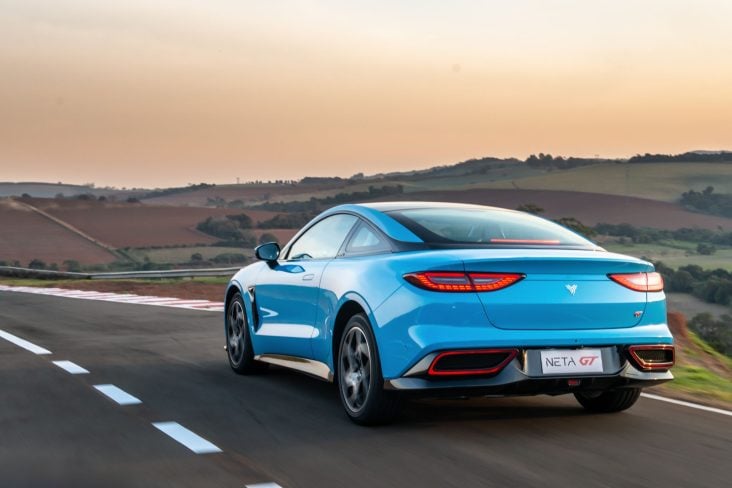 Neta GT azul trseira em movimento