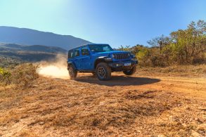 Jeep Wrangler Rubicon 2025 azul frente em movimento (2)