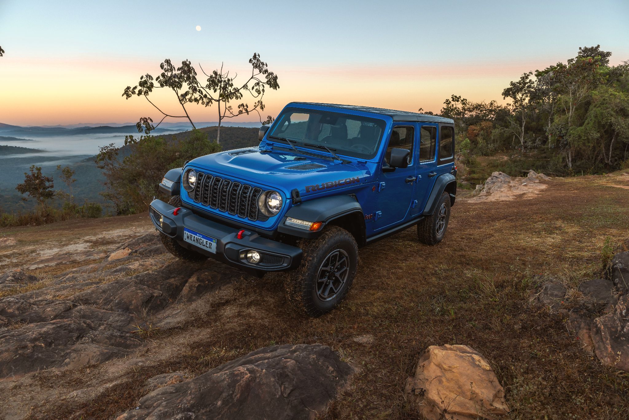 Jeep Wrangler Rubicon 2025 azul frente parado