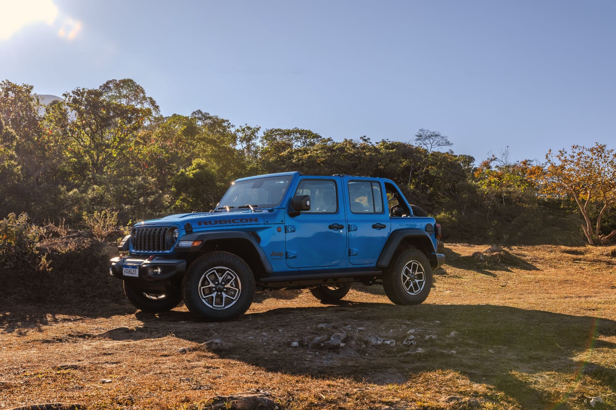 Jeep Wrangler Rubicon 2025 azul lateral (3)
