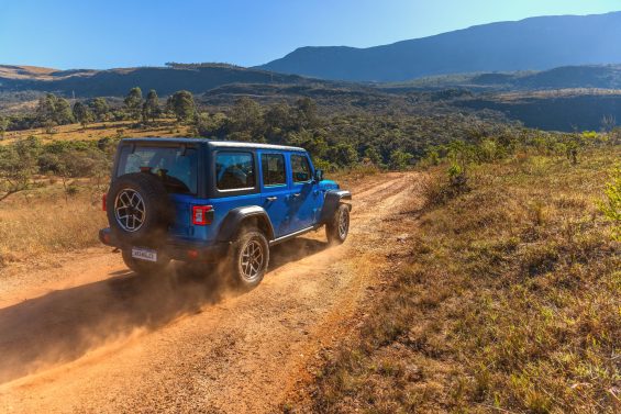 Jeep Wrangler Rubicon 2025 azul traseira em movimento