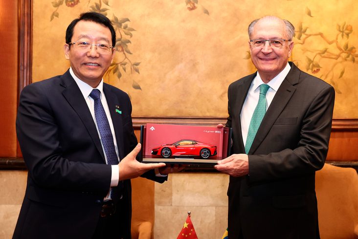 Feng Xingya presidente do grupo GAC a esquerda, e o vice presidente do Brasil Geraldo Alckimn a direita, juntos seguram um carro em miniatura