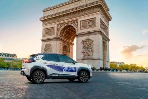 Toyota Mirai plotada das Olimpiadas de Paris 2024 em frente ao Arco do Triunfo