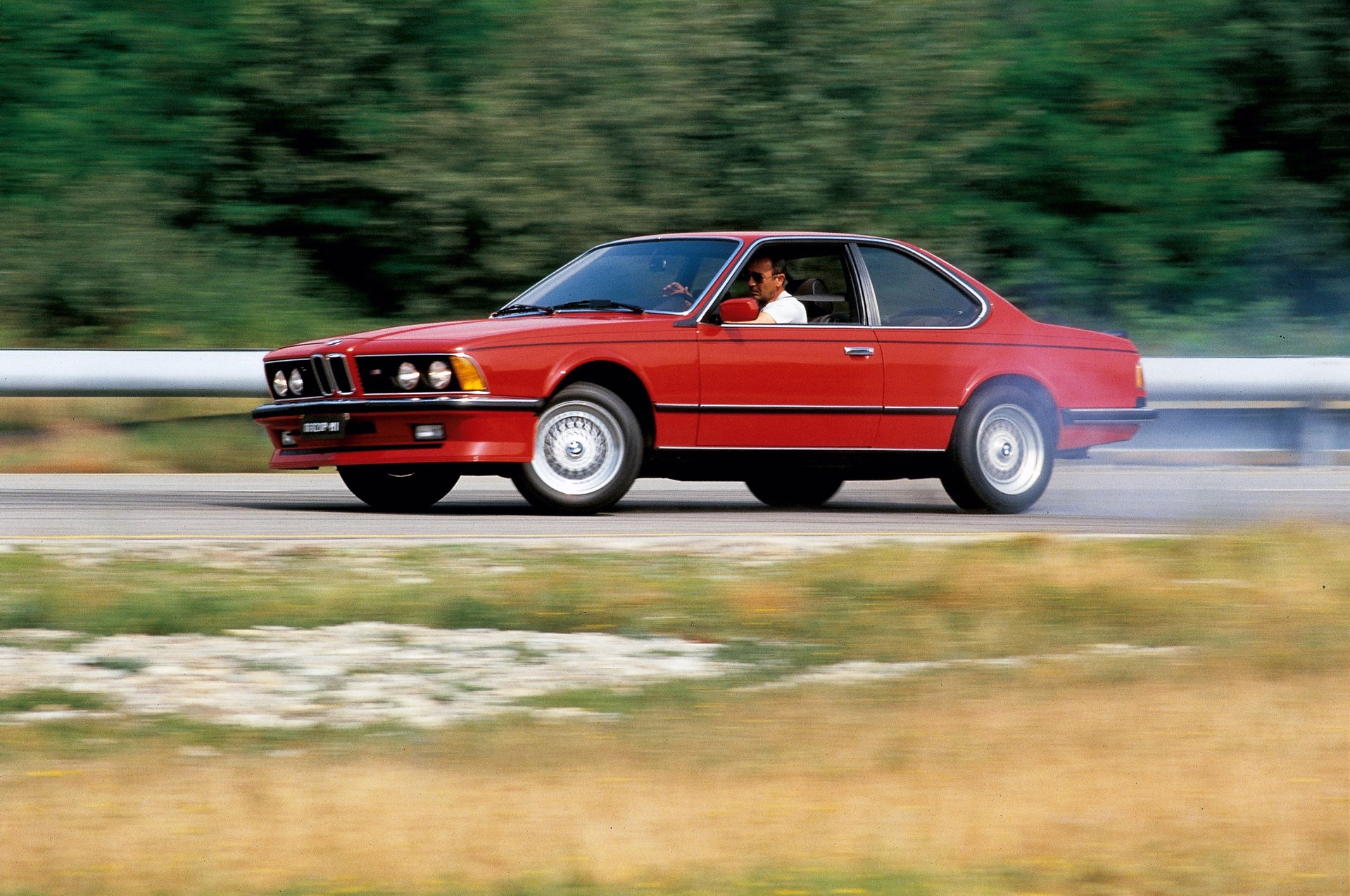 bmw m635 csi vermelho lateral derrapando