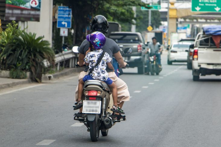 criança em moto