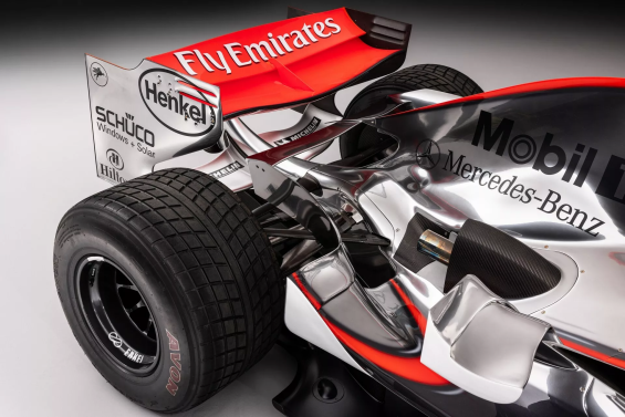 McLaren Mercedes MP4 21 2006 de F1 pilotada por Lewis Hamilton detalhes da traseira