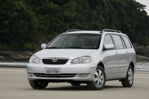 TOYOTA COROLLA FIELDER 2004 PRATA FRENTE E LATERAL