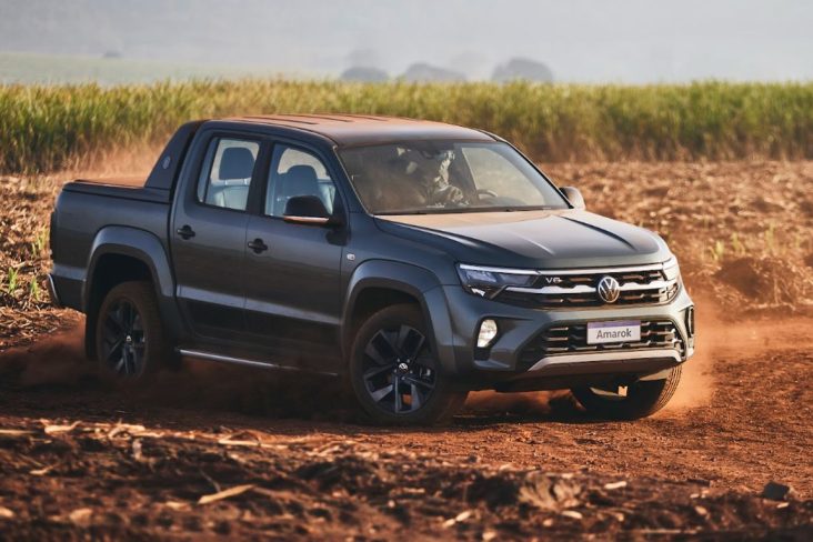 VOLKSWAGEN AMAROK EXTREME 2025 CINZA OLIVE EM MOVIMENTO