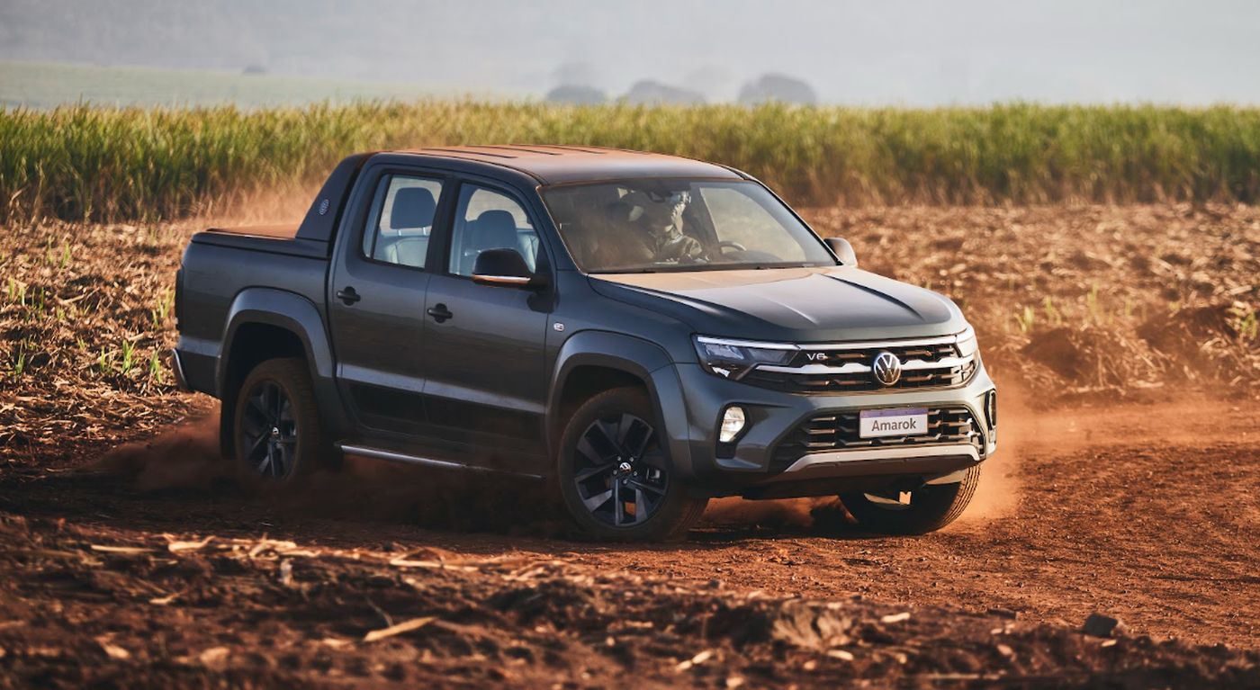 VOLKSWAGEN AMAROK EXTREME 2025 CINZA OLIVE EM MOVIMENTO