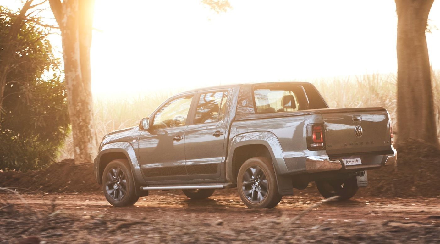 VOLKSWAGEN AMAROK EXTREME 2025 CINZA OLIVE TRASEIRA E LATERAL