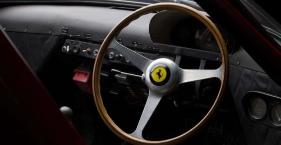 Ferrari 250 LM volante e interior