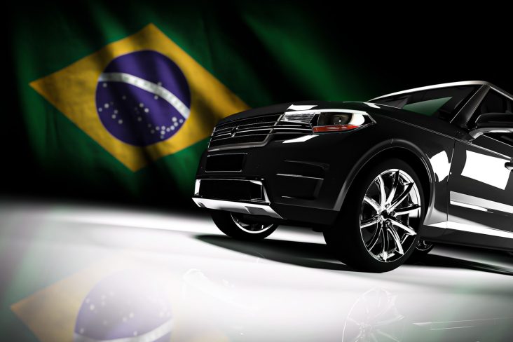 Ilustração de um carro 100% nacional fictício com bandeira do Brasil ao fundo