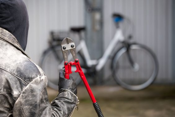 ladrao rouba bicicleta foto shutterstock