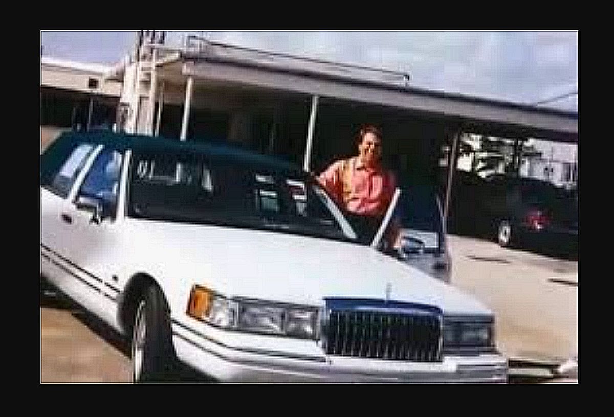 LINCOLN TOWN CAR 1993 BRANCO FRENTE LATERAL COM SILVIO SANTOS