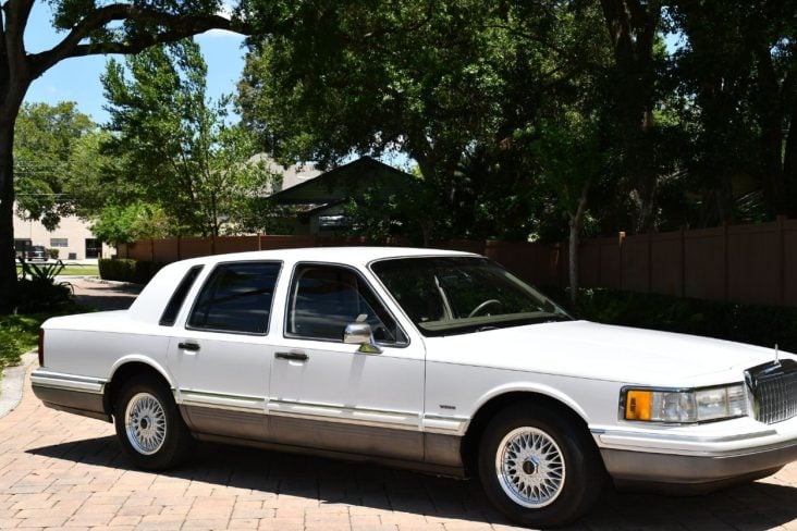 LINCOLN TOWN CAR 1993 BRANCO FRENTE LATERAL SILVIO SANTOS