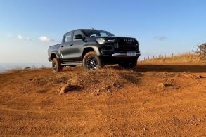 TOYOTA HILUX GR SPORT 2024 PRETA FRENTE LATERAL TRASEIRA (16)