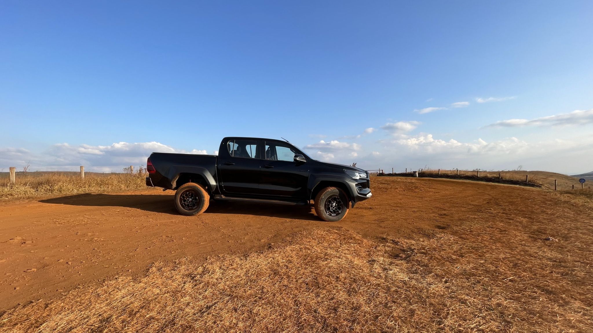 TOYOTA HILUX GR SPORT 2024 PRETA FRENTE LATERAL TRASEIRA (2)