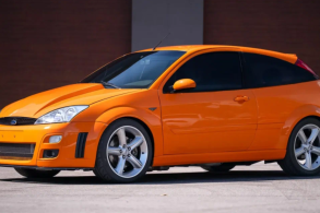 Ford Focus amarelo de três portas customizado SEMA visto de lado